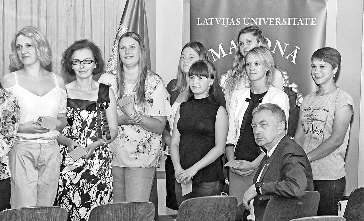 Ar sirsnīgiem sveicieniem, ko pirmkursniekiem nesa LU rektors Indriķis Muižnieks un kolēģi no otrā kursa, aizvadītajā sestdienā mācību gadu iesāka
augstskolas filiāles studenti. Agra Veckalniņa foto, Madonas reģiona laikraksts “Stars”