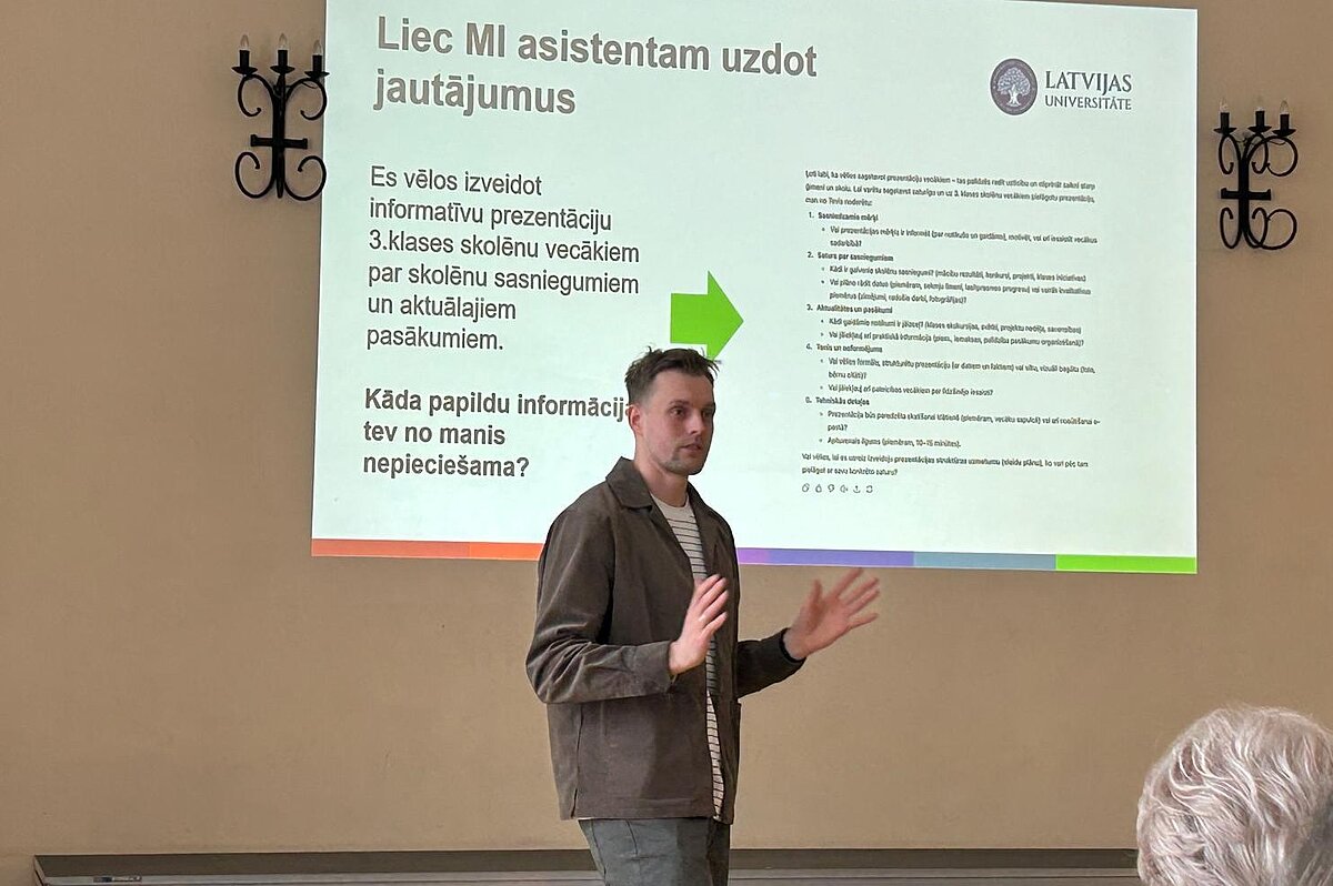 Darbnīcu pedagogiem "MI skolotāja darbā" Cēsu Bērzaines pamatskolā vada LU vadošais eksperts Miks Dzenis. Publicitātes foto Darbnīcu pedagogiem "MI skolotāja darbā" Cēsu Bērzaines pamatskolā vada LU vadošais eksperts Miks Dzenis