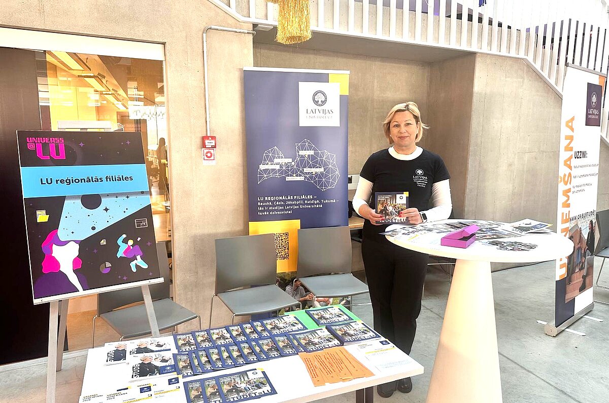 Studiju festivālā "Universs@LU" Tukumu filiāles vadītāja Inga Jonuša reģionālo filiāļu stendā Studiju festivālā "Universs@LU" Tukumu filiāles vadītāja Inga Jonuša reģionālo filiāļu stendā