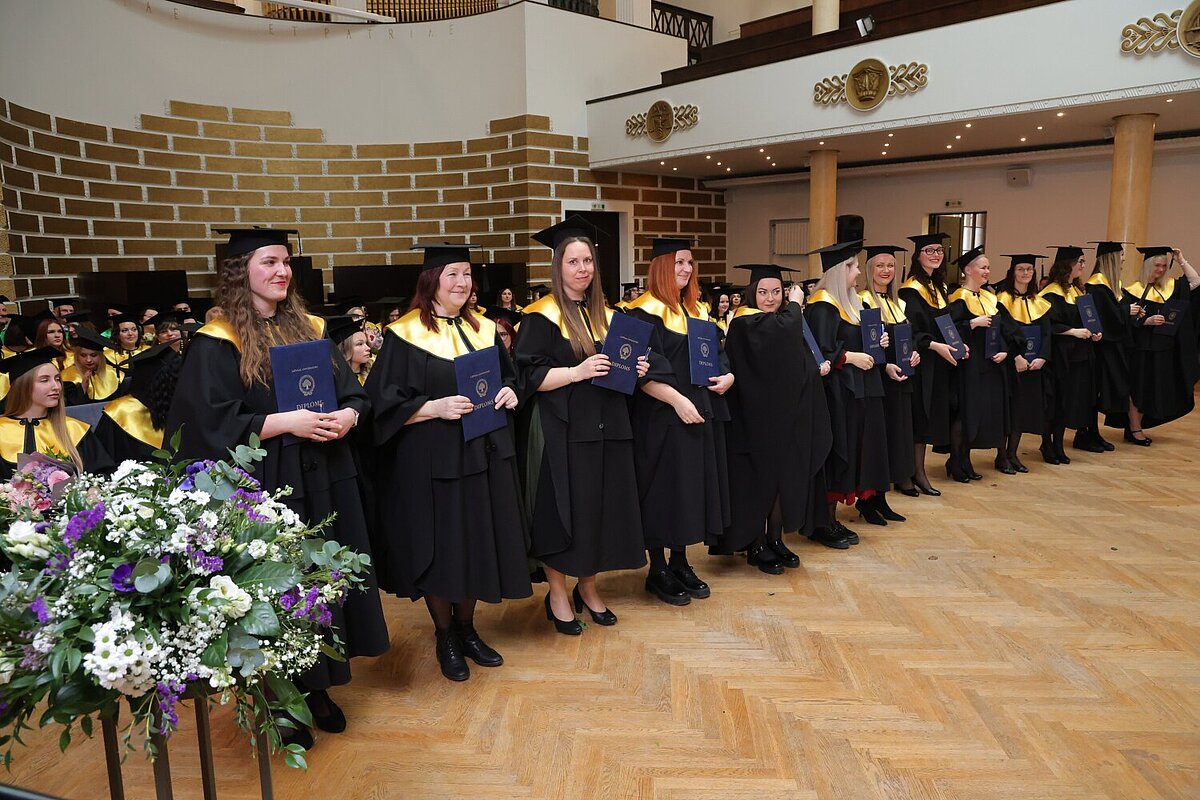 LU Cēsu filiāles studiju programmas "Sākumizglītības skolotājs" absolventes. 