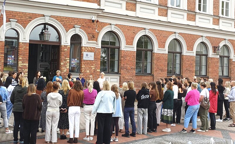 Ar ziediem, laba vēlējumiem un kokles skaņām Cēsu filiālē sācies jaunais studiju gads