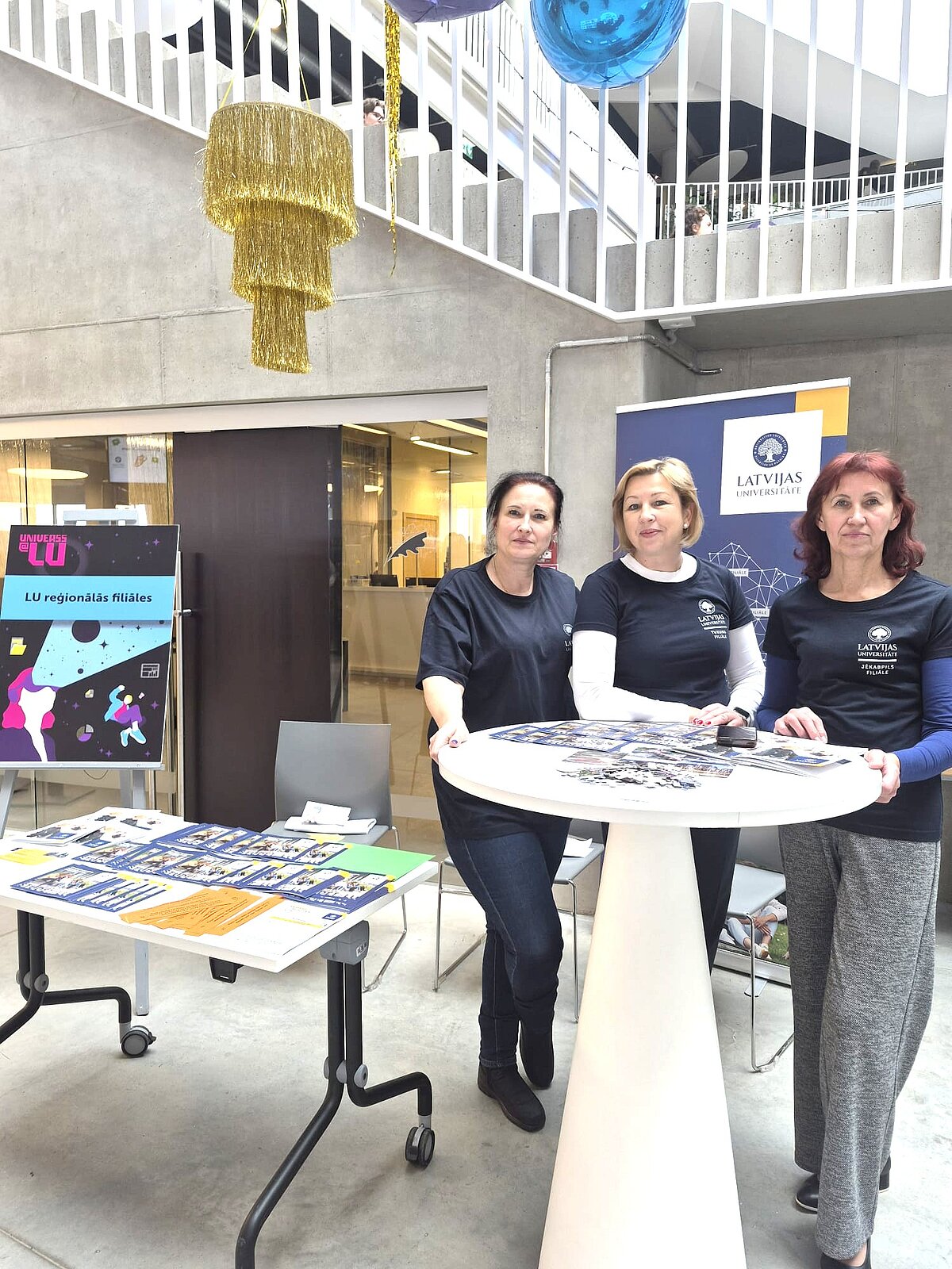Studiju festivālā "Universs@LU" ar reģionālajām studiju iespējām iepazīstina Jēkabpils filiāles vadītāja Daina Spuriņa (pirmā no kreisās), metodiķe Velta Bojāre (pirmā no labās) un Tukuma filiāles vadītāja Inga Jonuša (vidū) Studiju festivālā "Universs@LU" ar reģionālajām studiju iespējām iepazīstina Jēkabpils filiāles vadītāja Daina Spuriņa (pirmā no kreisās), metodiķe Velta Bojāre (pirmā no labās) un Tukuma filiāles vadītāja Inga Jonuša (vidū)