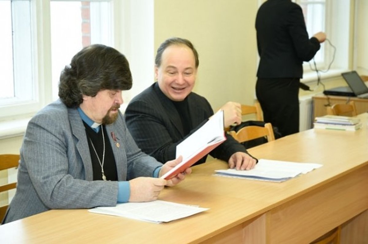 Kuldīgas mācītājs Viesturs Pirro un Latvijas Universitātes profesors Jānis Priede. Foto Aivars Vētrājs