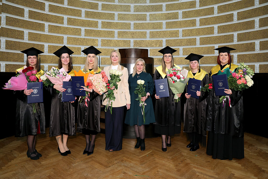 LU Bauskas filiāles absolventes kopā ar filiāles vadītāju Velgu Gūtmani un metodiķi Eviju Kutru. Foto Jānis Brencis.