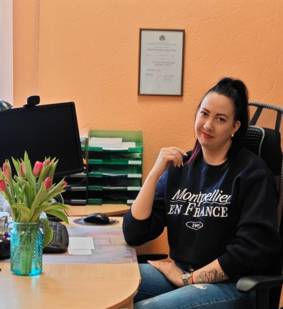 LU Jēkabpils filiāles studente Solvita Deņisova pie galda.