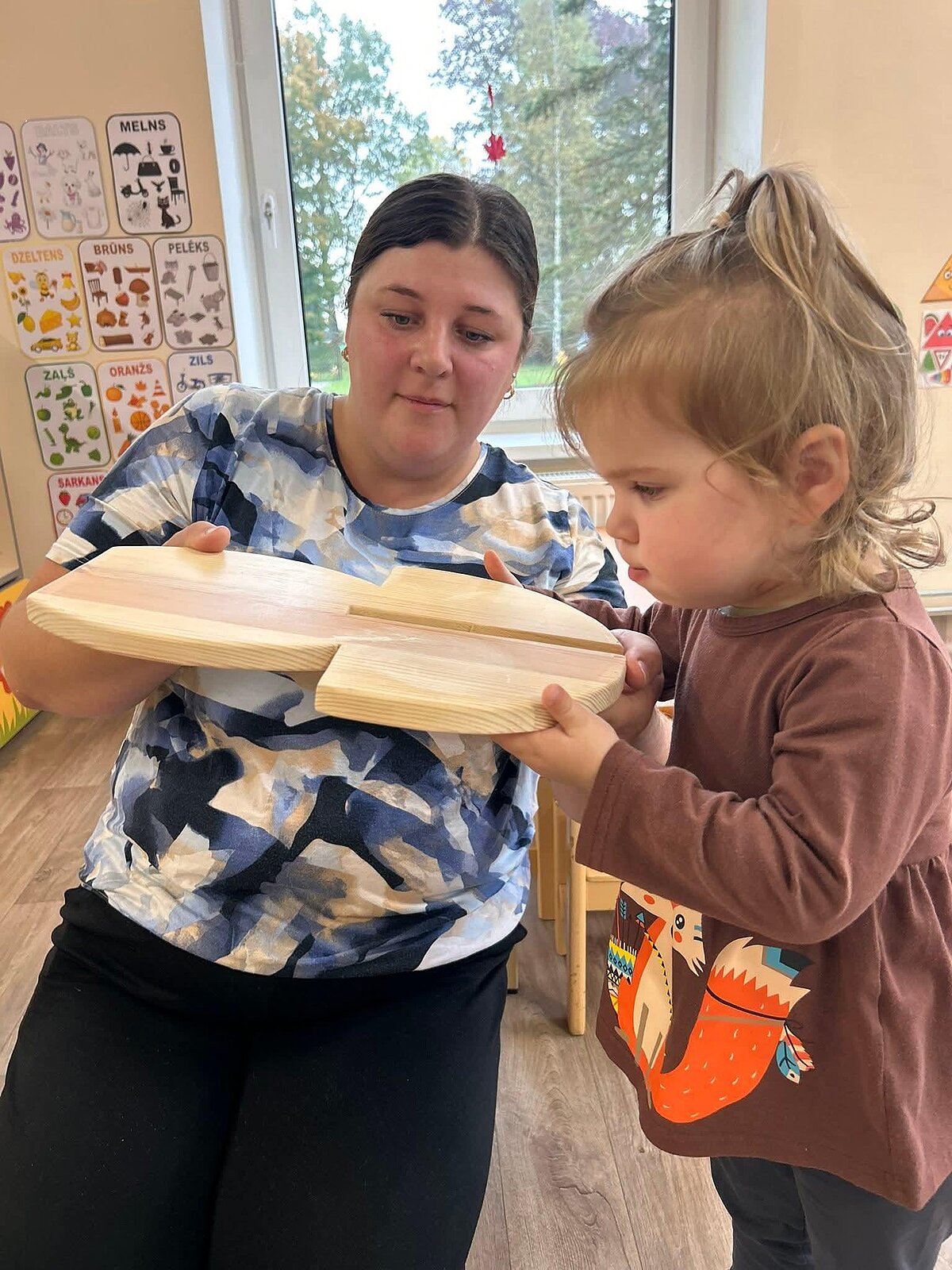 LU Madonas filiāles absolvente un skolotāja Vita Jana: „Kopā ar bērniem izzinot pasauli, atkal jūtos kā bērnībā – ar smaidu, prieku un zinātkāri." Foto no Jaungulbenes PII "Pienenīte" Facebook vietnes LU Madonas filiāles absolvente un skolotāja Vita Jana: „Kopā ar bērniem izzinot pasauli, atkal jūtos kā bērnībā – ar smaidu, prieku un zinātkāri."