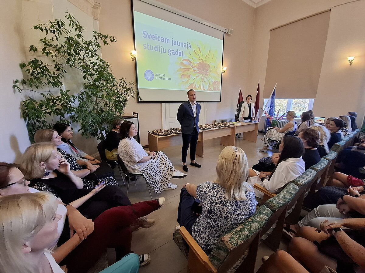 Rihards Parandjuks Kuldīgas filiālē, uzrunājot studentus 2024./25. studiju gada atklāšanā. Foto no filiāles arhīva Rihards Parandjums Kuldīgas filiālē