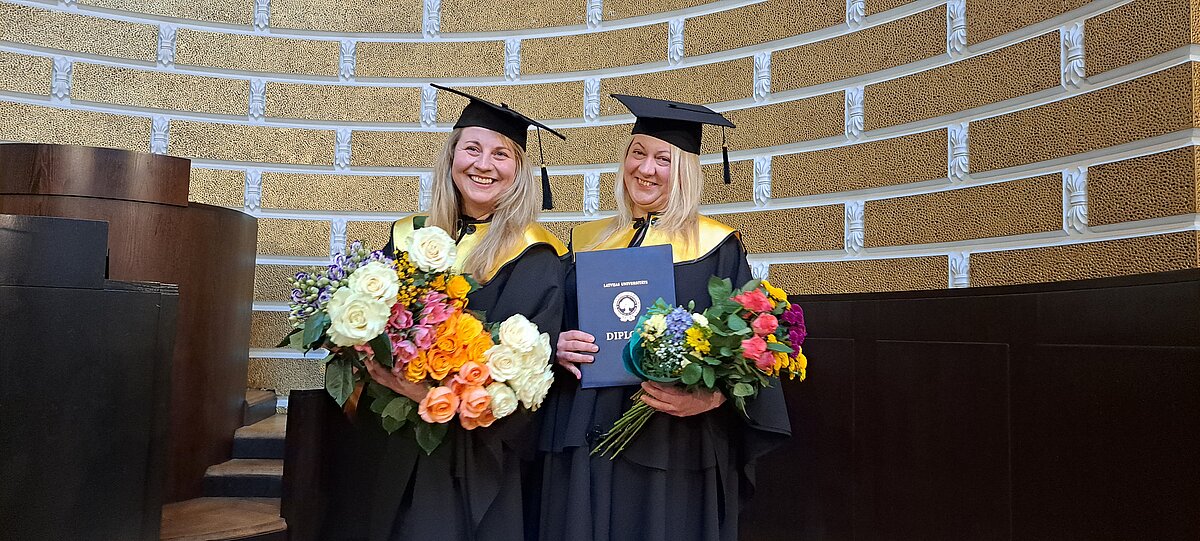 LU Cēsu filiāles absolventes: Krista Baldiņa un Vineta Berga.