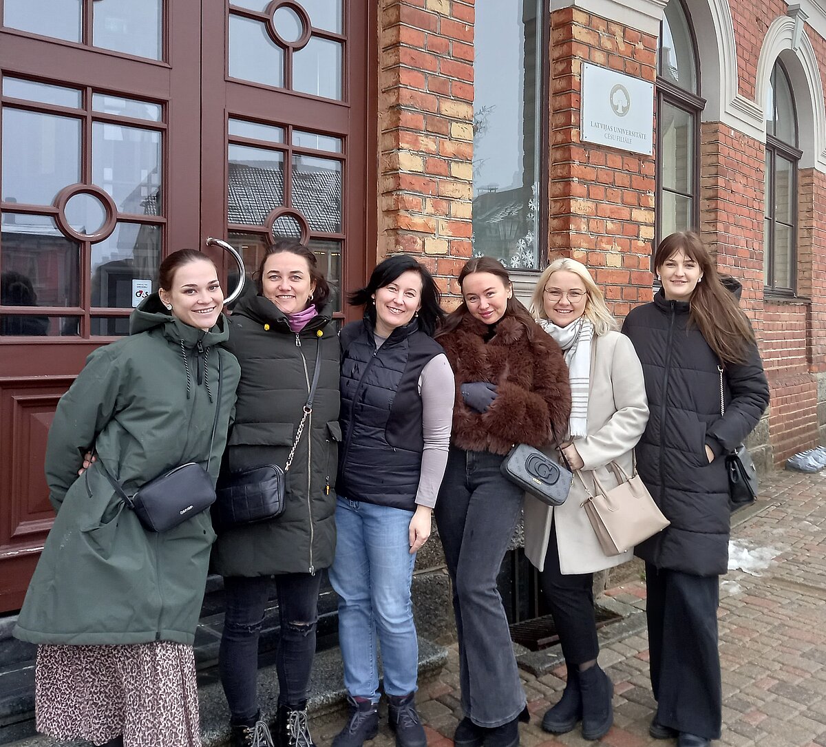 LU Cēsu filiāles jaunās skolotājas pēc bakalaura darba aizstāvēšanas.