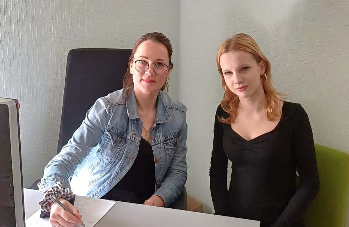 Ēnu diena LU Cēsu filiālē - metodiķe stāsta skolniecei par savu darbu.