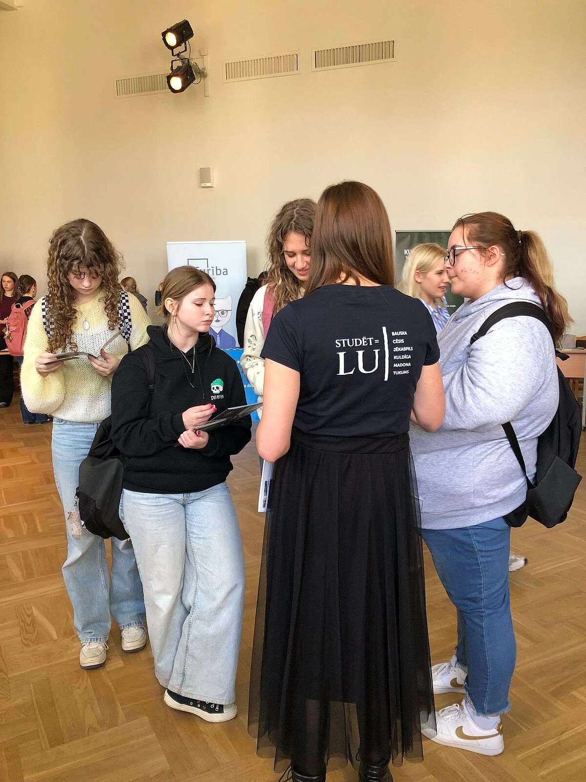 LU Cēsu filiāles pārstāve informē skolēnus par studiju iespējām