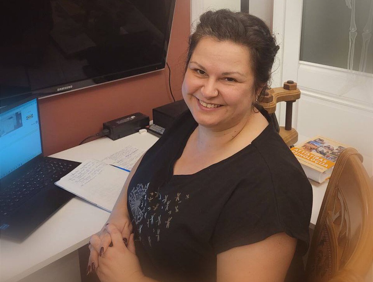 LU Jēkabpils filiāles studente Nataļja Valaine pie datora.