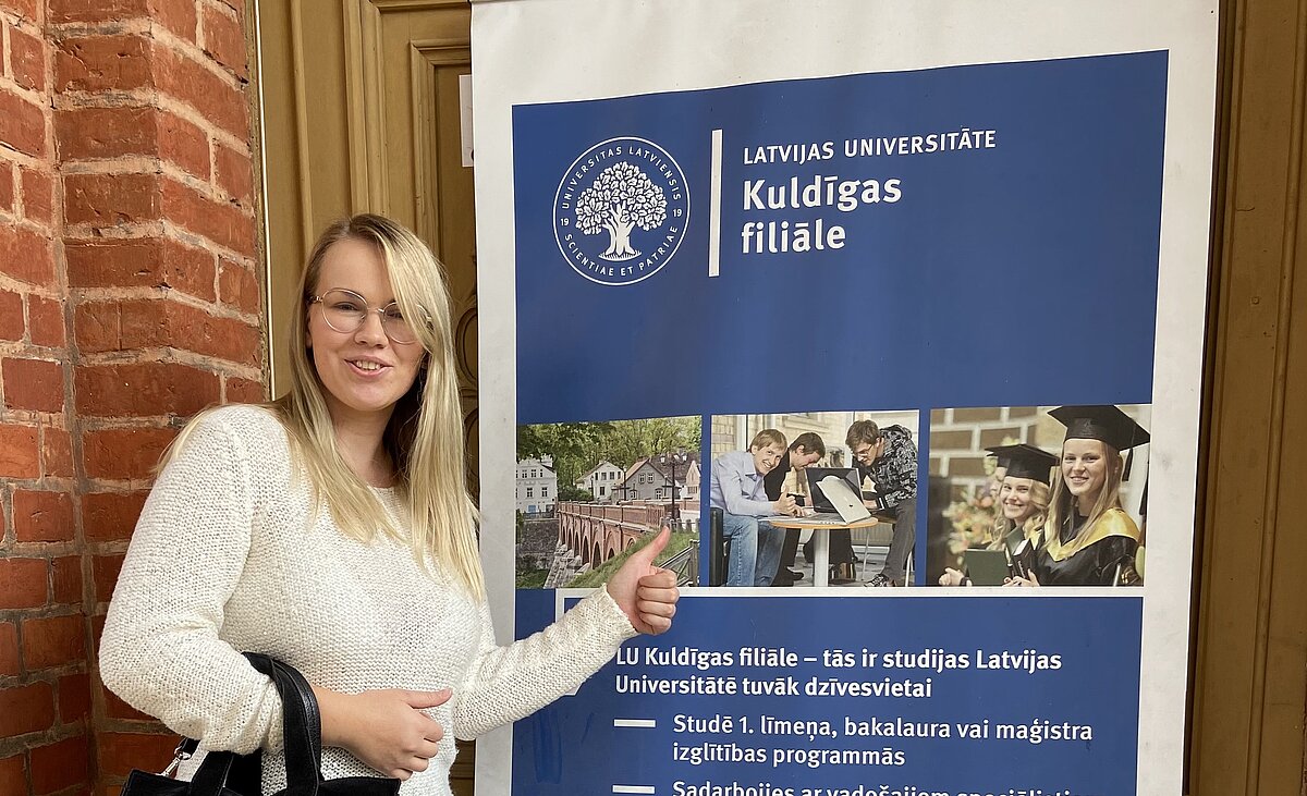 LU Kuldīgas filiāles studente Zidrune Bergs pie filiāles banera.