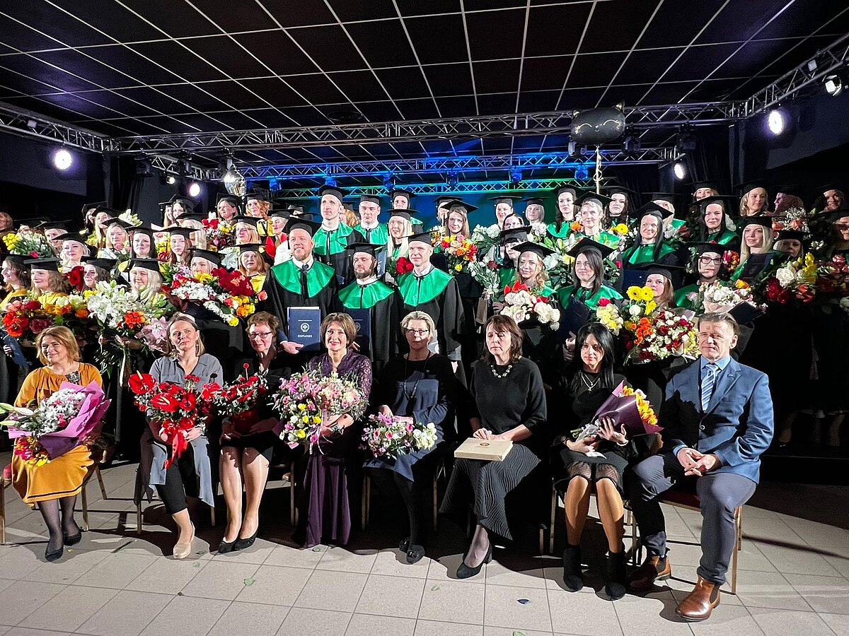 Kuldīgas filiāles izlaidums 2024 - kopbilde studenti un docētāji.. Foto no filiāles arhīva
