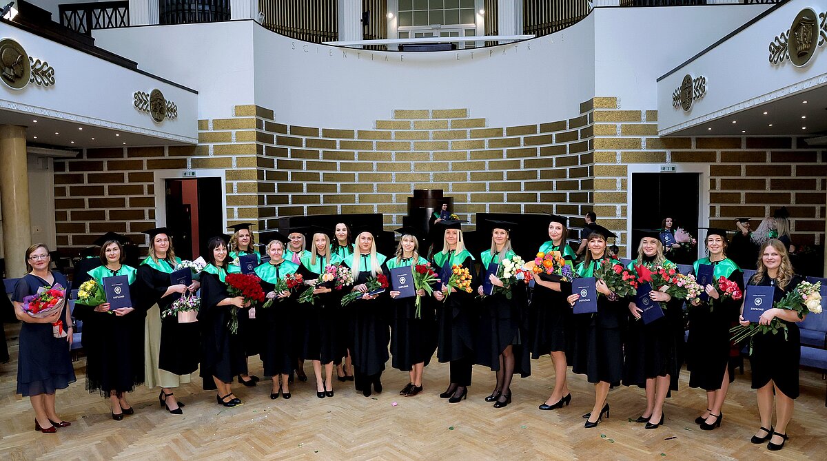 Īsā cikla profesionālās augstākās izglītības studiju programmas "Pirmsskolas skolotajs" LU Madonas filiales absolventes un filiāles vadītāja Lolita Kostjukova izlaidumā LU Lielajā aulā 25.02.2025. 