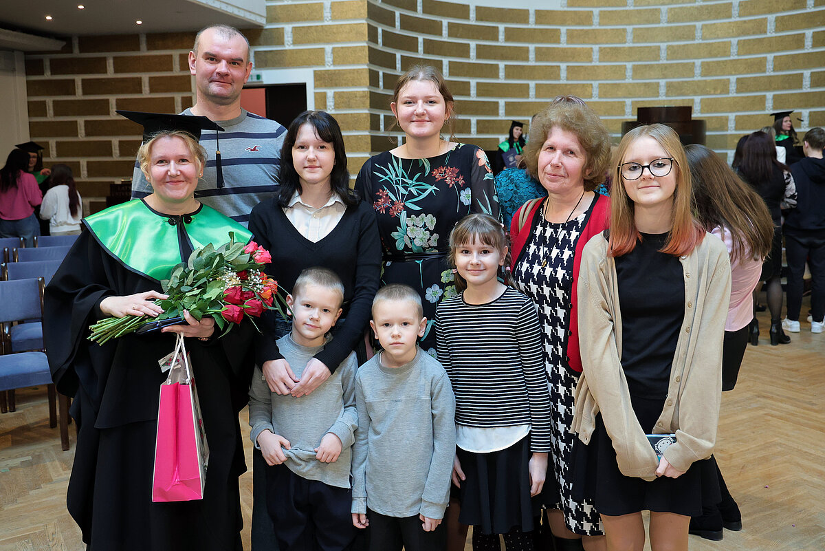 LU Madonas filiāles absolvente Iveta Kusiņa ar ģimeni izlaidumā 25.02.2025. 