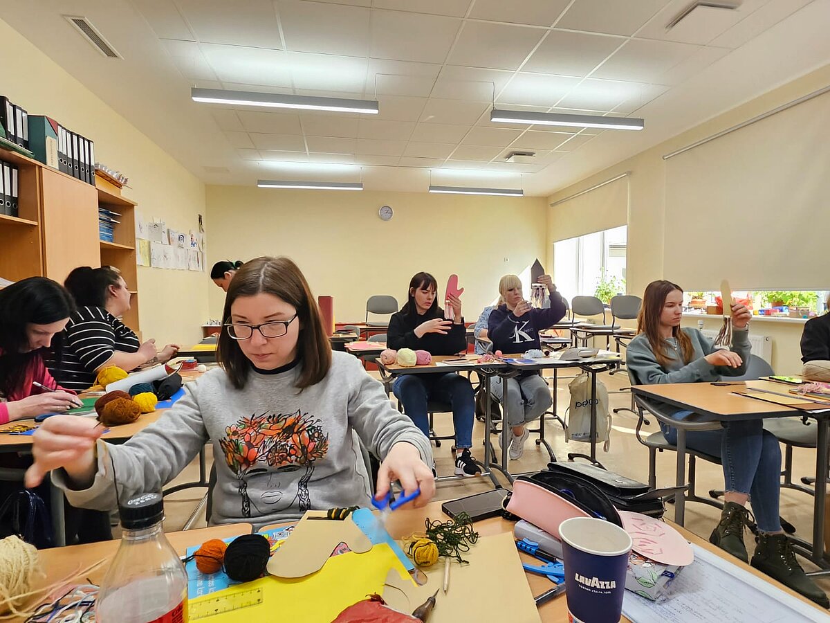 LU Madonas filiāles studentes praktiski darbojas lekcijā "Tehnoloģiju mācību jomas saturs un mācīšanās pieejas"