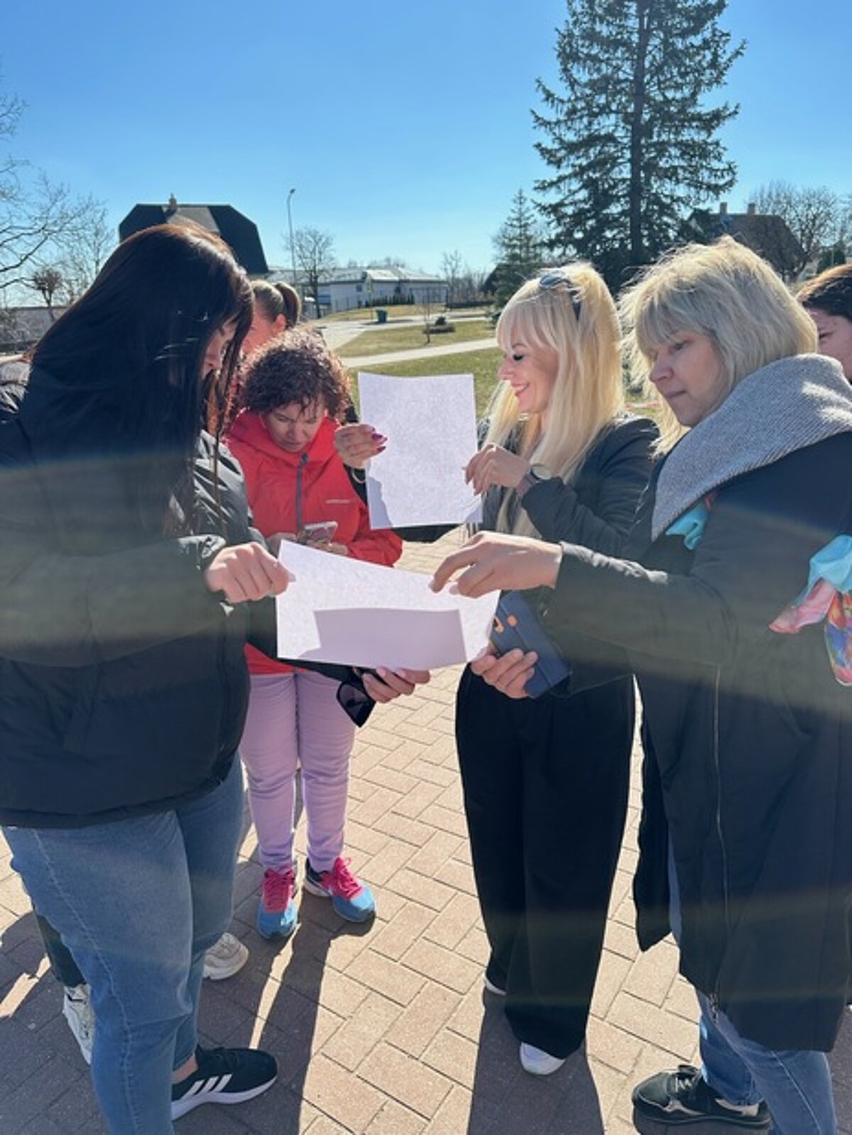 LU Madonas filiāles studentes lekcijā "Dabaszinātņu mācību jomas saturs un mācīšanās pieejas" uz papīra lapas projicē daļēju Saules aptumsumu. Foto Daiga Kalniņa. LU Madonas filiāles studentes lekcijā "Dabaszinātņu mācību jomas saturs un mācīšanās pieejas" uz papīra lapas projicē daļēju Saules aptumsumu.