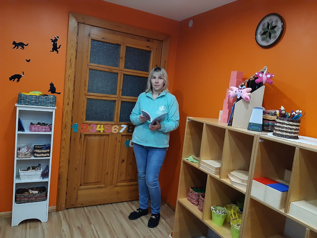 LU Madonas filiāles studente Ilzīte Ķemme darbavietā Gulbenes 3. PII "Auseklītis" ar grāmatu rokās.