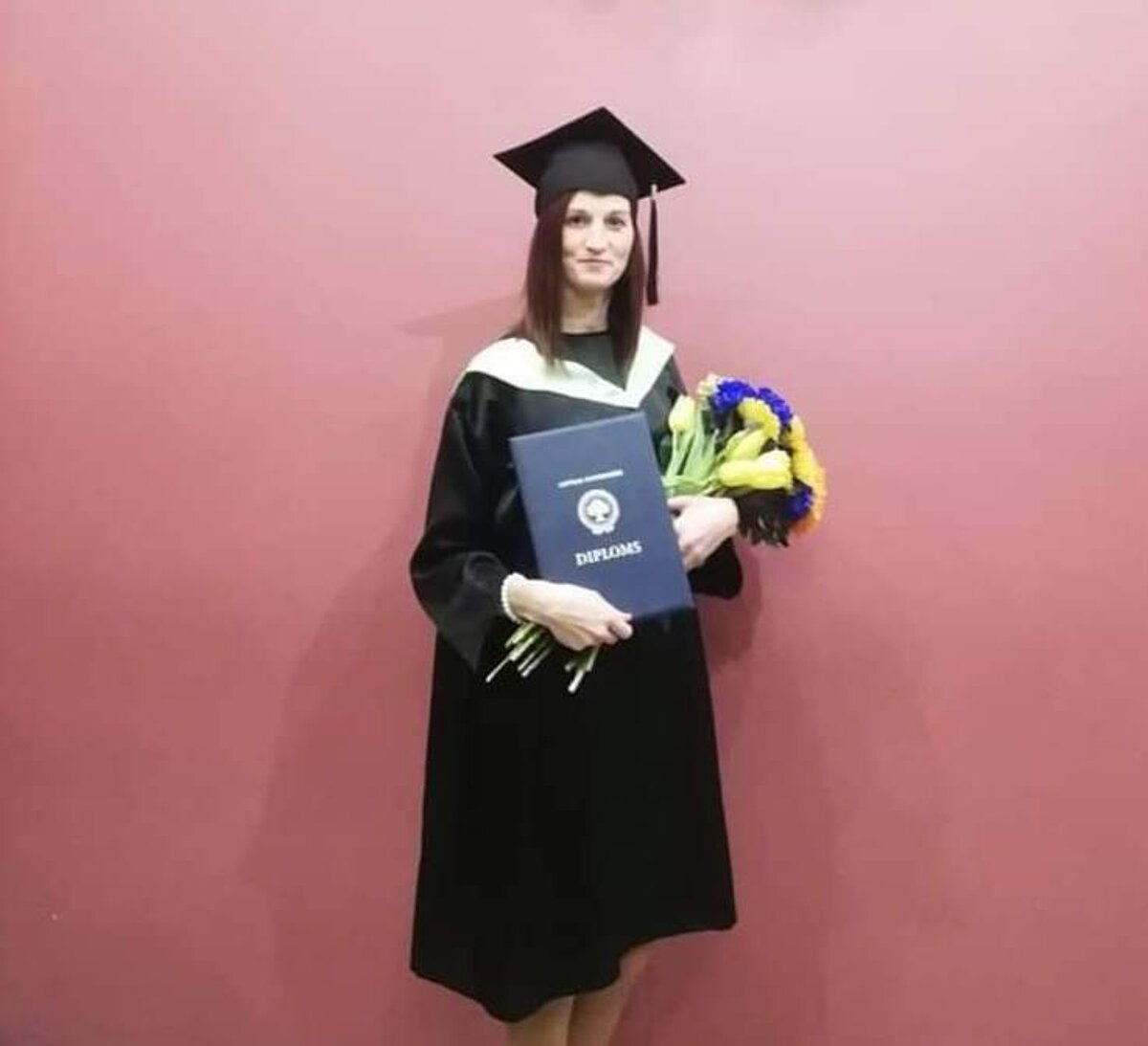 LU Madonas filiāles absolvente Aivija Krišāne izlaidumā. Foto no personīgā arhīva LU Madonas filiāles absolvente Aivija Krišāne izlaidumā ar diplomu un ziediem.