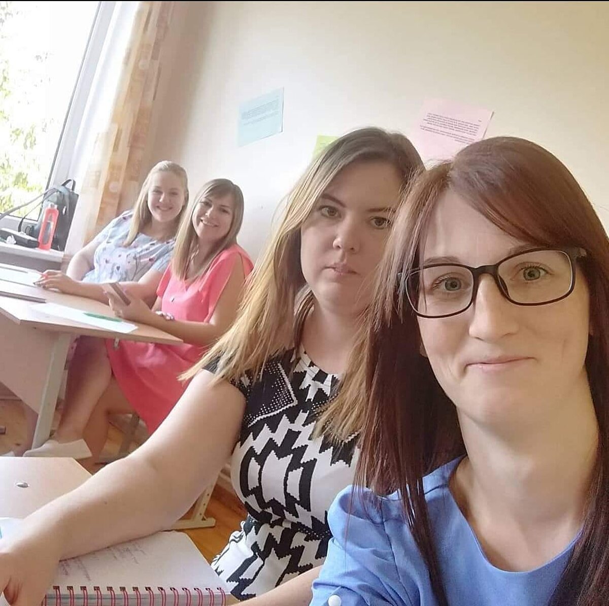 LU Madonas filiāles absolvente Aivija Krišāne ar kursa biedrenēm Elīnu, Lindu un Mārīti. Foto no personīgā arhīva LU Madonas filiāles absolvente Aivija Krišāne ar kursa biedrenēm Elīnu, Lindu un Mārīti.