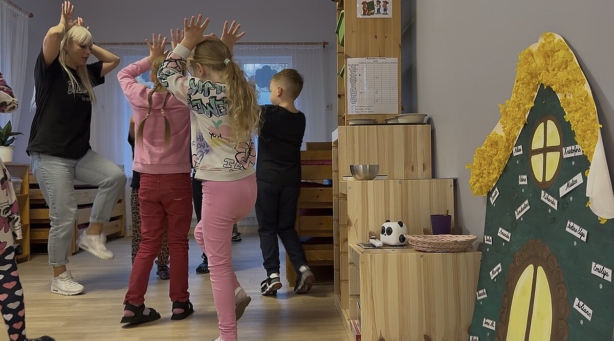 LU Madonas filiāles absolvente Kristīne Dolgova darbā rotaļās ar bērniem. Foto no privātā arhīva LU Madonas filiāles absolvente Kristīne Dolgova darbā rotaļās ar bērniem