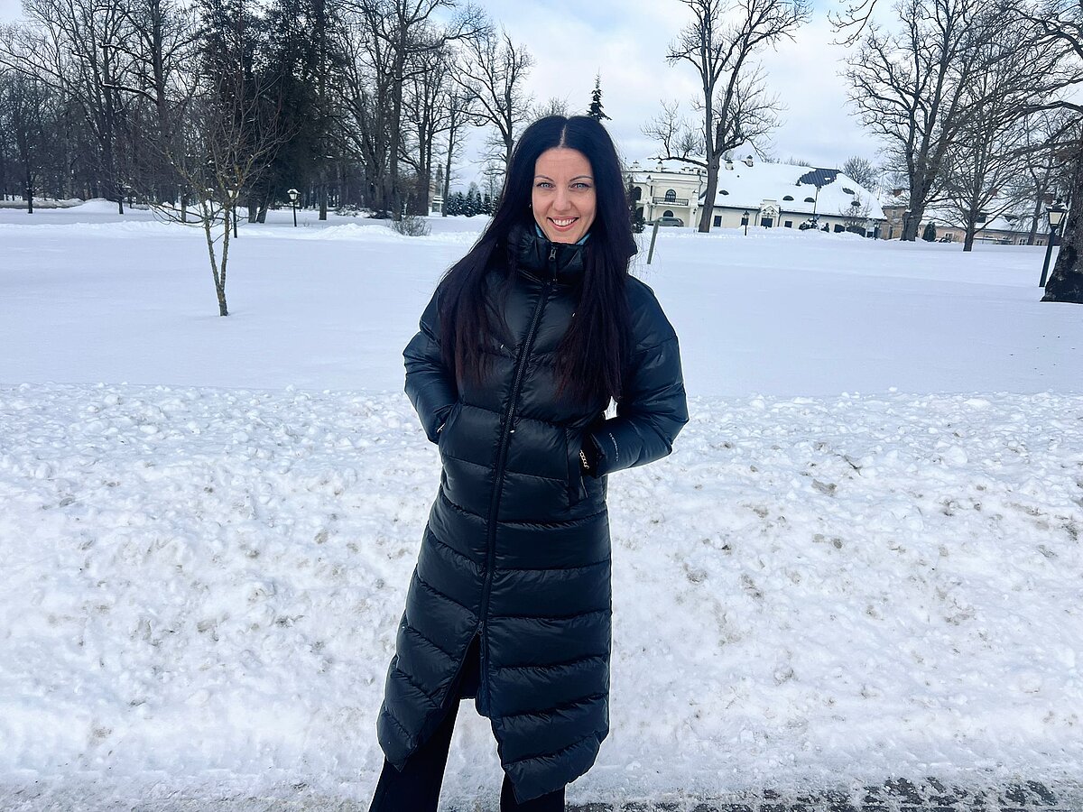 LU Madonas filiāles 2026. gada ziemas absolvente Laura Rubene, izbaudot dabas mieru Vecgulbenes muižas Pils parkā
