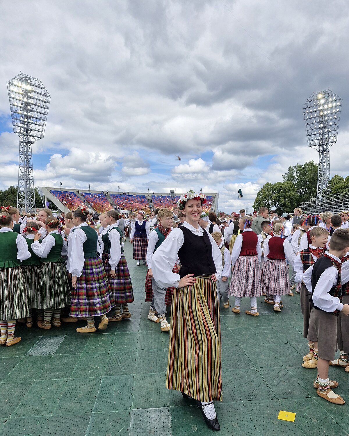 "Tautiskās dejas ir mana sirdslieta kopš pamatskolas, taču pagaidām vēl neesmu atradusi laiku dejot pati," LU Madonas filiāles 2026. gada ziemas absolvente Laura Rubene pavadot Stāķu pamatskolas skolēnus XIII Latvijas Skolu jaunatnes dziesmu un deju svētkos. Foto no personīgā arhīva. Tautiskās dejas ir mana sirdslieta kopš pamatskolas, LU Madonas filiāles 2026. gada ziemas absolvente Laura Rubene pavadot Stāķu pamatskolas skolēnus XIII Latvijas Skolu jaunatnes dziesmu un deju svētkos.