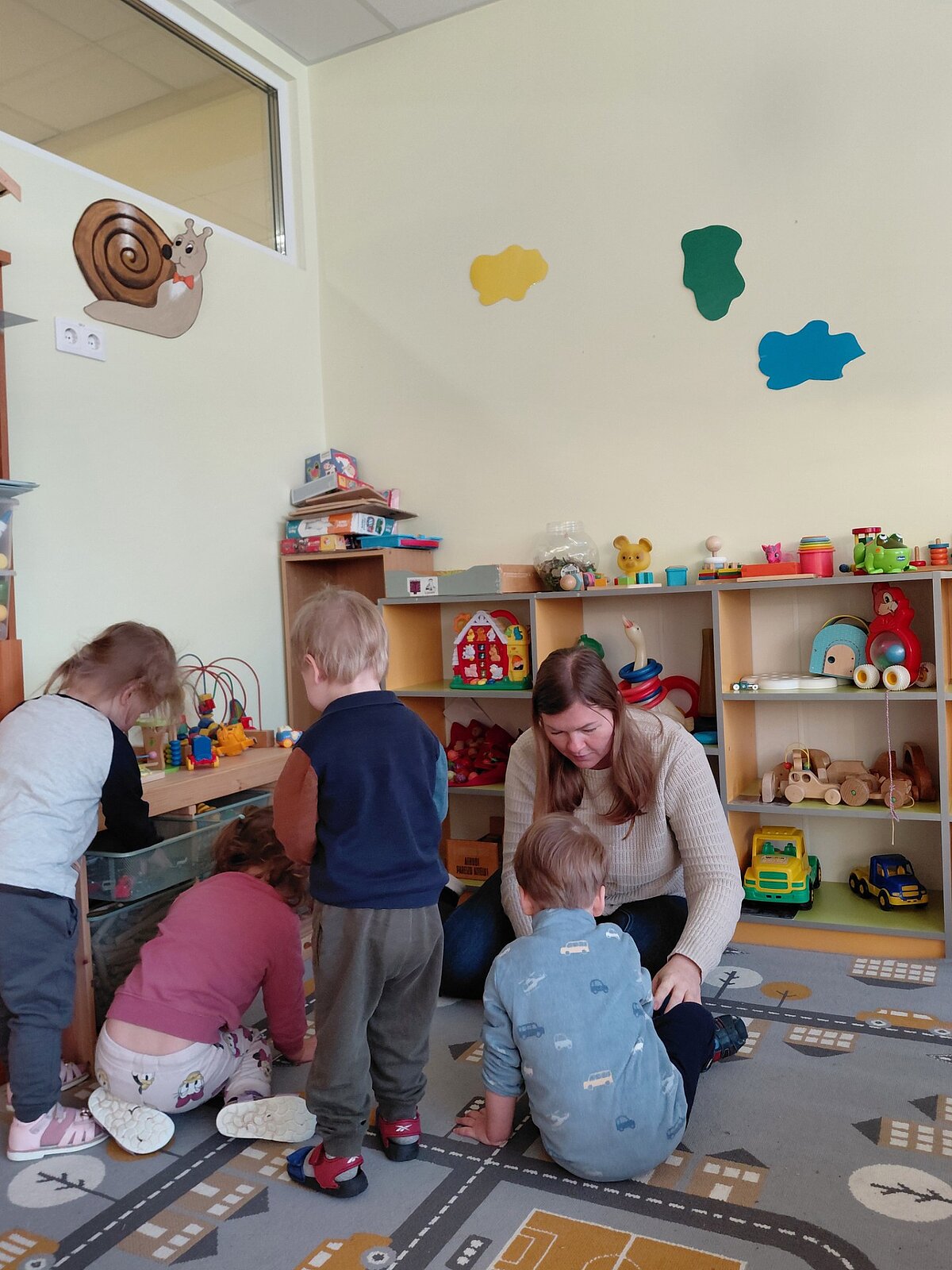 Savu pedagoga misiju raksturo LU Madonas filiāles 2026. gada ziemas absolvente Evita Šuļja: "Es mācu ne tikai burtus un skaitļus, bet arī līdzjūtību, draudzību un mīlestību citam pret citu un pasauli.” Foto no personīgā arhīva LU Madonas filiāles 2026. gada ziemas absolvente Evita Šuļja darbā kopā ar bērniem