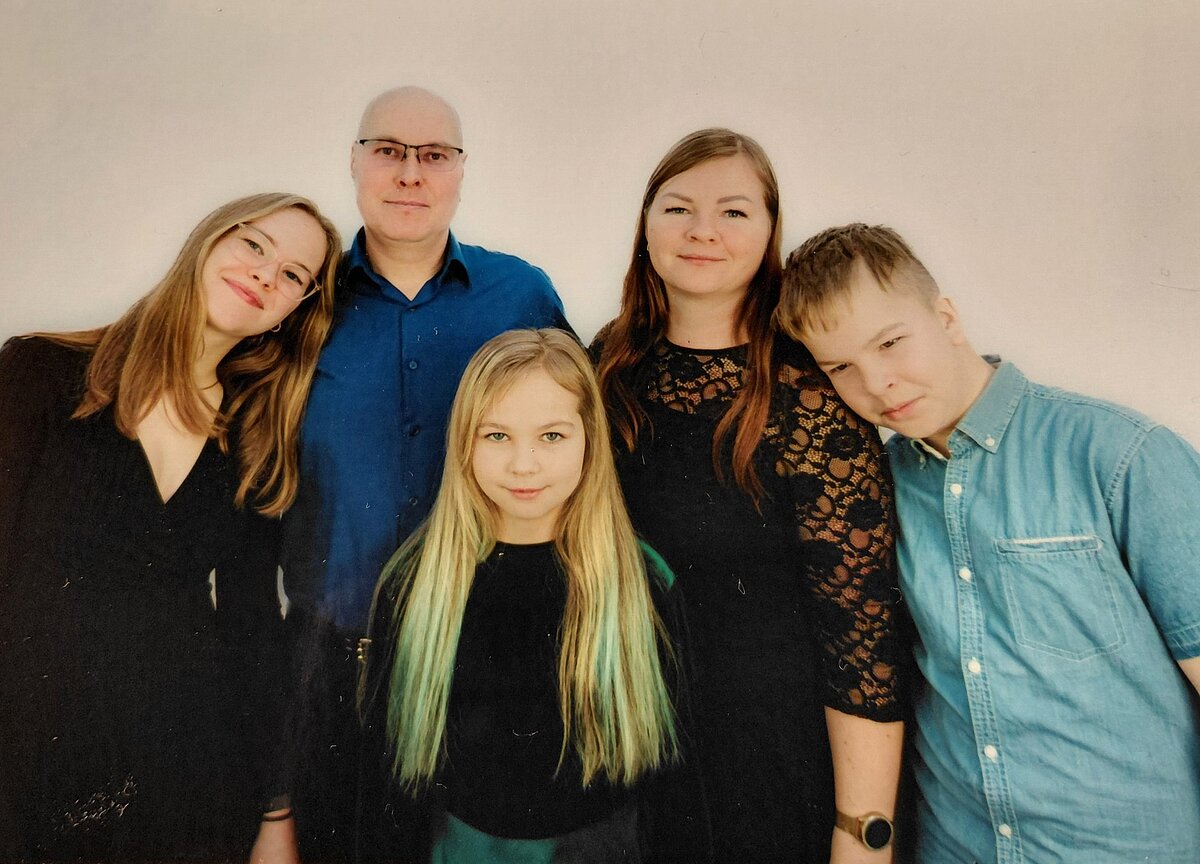 Ar pateicību par tuvinieku atbalstu dalās LU Madonas filiāles 2026. gada ziemas absolvente Evita Šuļja: "Mana ģimene ir mans zelts. Tajā vienmēr saņemu atbalstu, mieru, sapratni un beznosacījumu mīlestību. Ģimene ir mans spēks grūtībās un prieks skaistajos mirkļos." Foto no personīgā arhīva LU Madonas filiāles 2026. gada ziemas absolvente Evita Šuļja kopā ar ģimeni