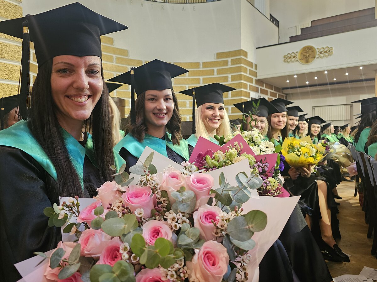 LU IZPF studiju programmas "Pirmsskolas skolotājs" Madonas filiāles 2026. gada ziemas absolventes LU Lielajā aulā. No kreisās: Laura Rubene, Diāna Dzērve, Kristīne Dolgova, Ineta Drozdova