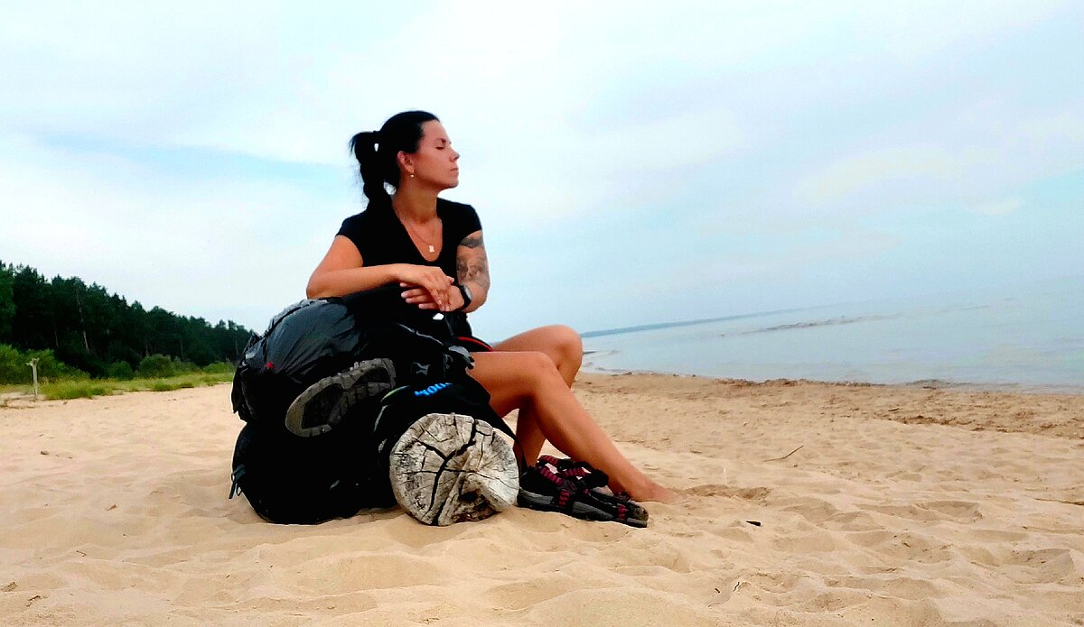 LU Madonas filiāles absolvente Revita Kauliņa Vidzemes jūrmalā, trīs dienu pārgājienā vienatnē.