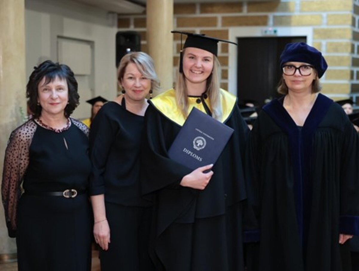 Relda Treilība ar studiju biedriem LU izlaidumā. Foto no personīgā arhīva Relda Treilība ar studiju biedriem LU izlaidumā.