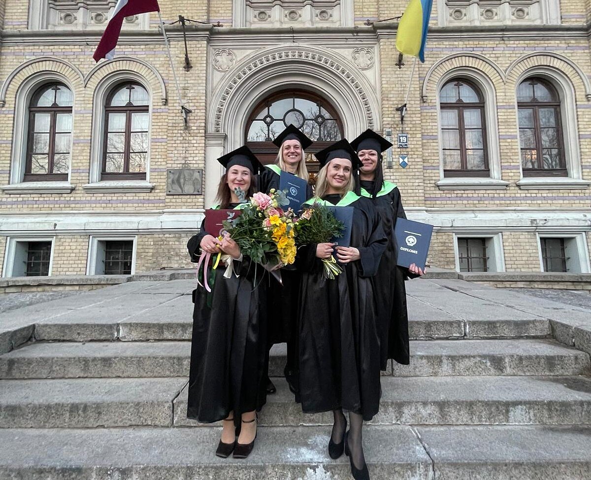 LU Tukuma filiāles absolventes pie LU galvenās ēkas