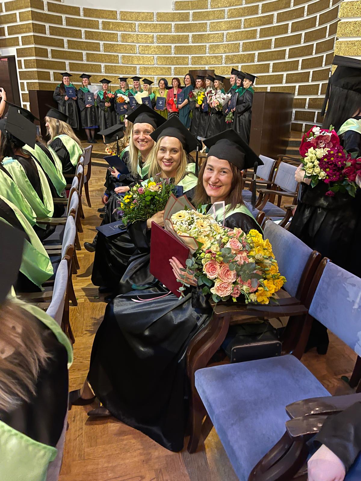 LU Tukuma filiāles absolvente Inga Rulle (priekšplānā) ar studiju biedrenēm.
