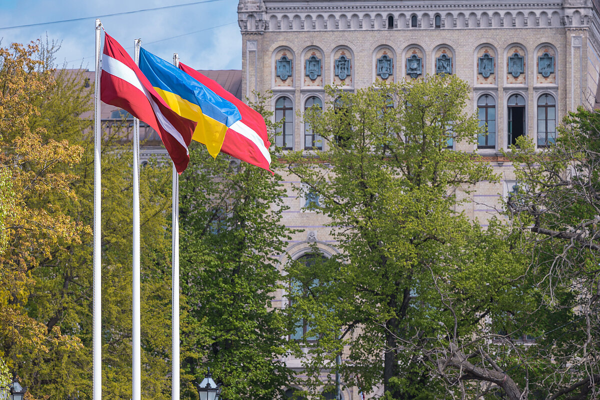 Foto, kur redzami karogi pie LU