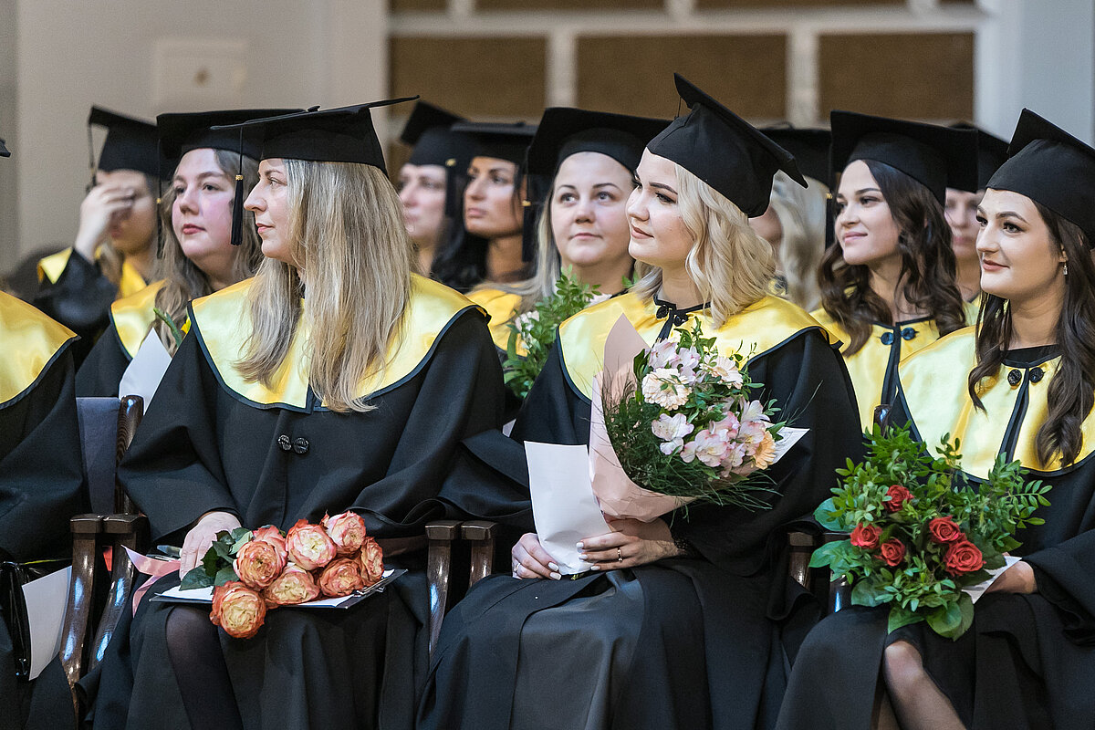 LU absolventi izlaidumā