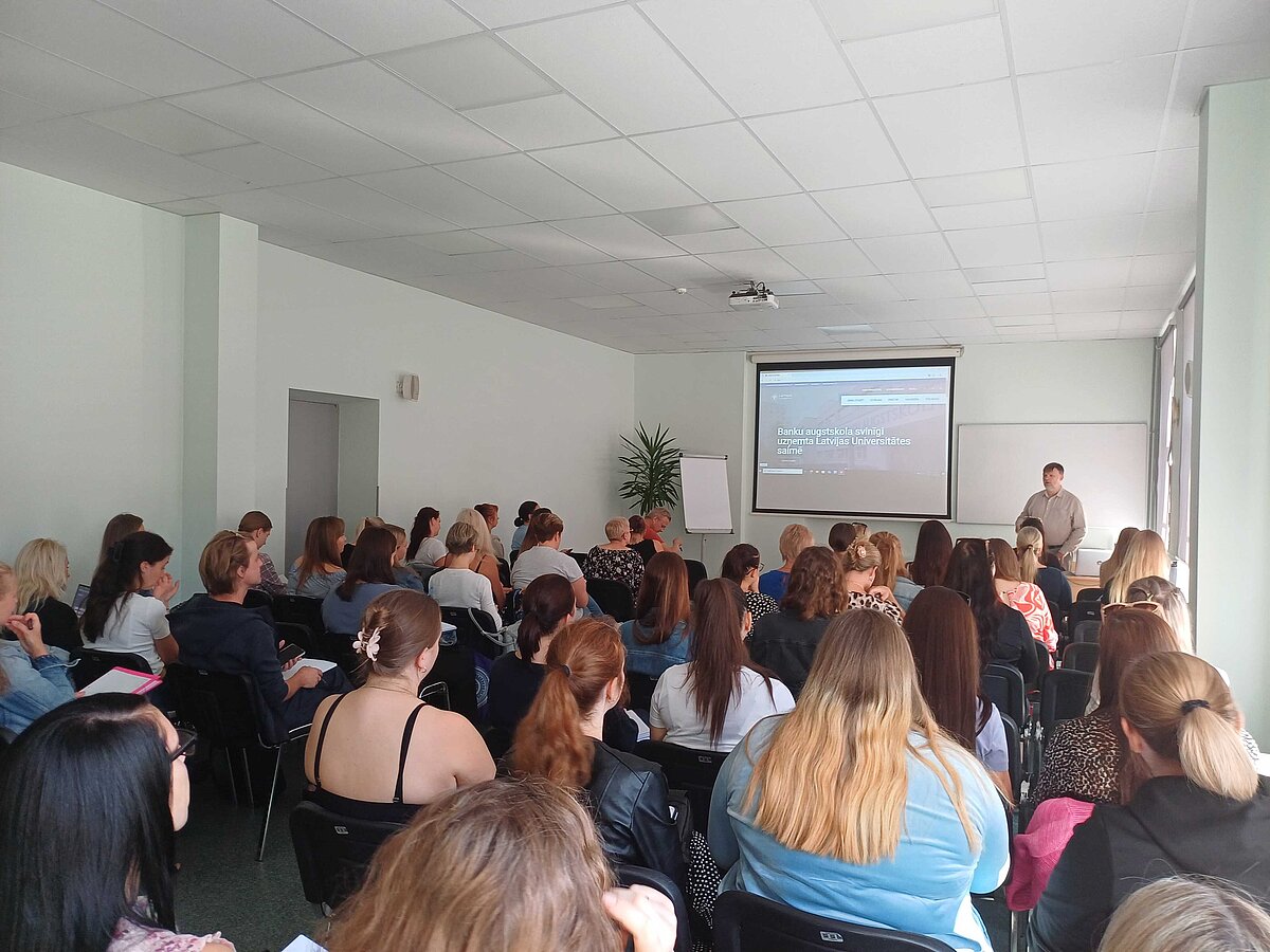 LU Cēsu filiāles studenti uzklausa LU bibliotēkas pārstāvi