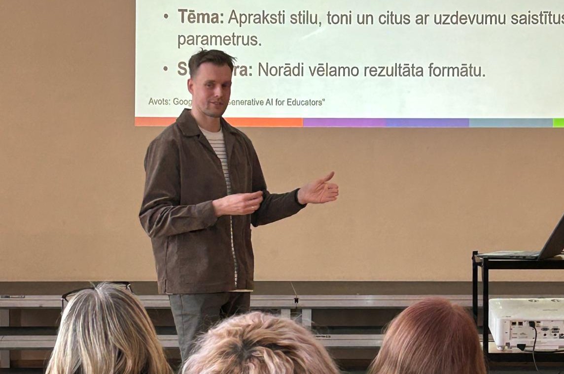 Darbnīcu pedagogiem "MI skolotāja darbā" Cēsu Bērzaines pamatskolā vada LU vadošais eksperts Miks Dzenis