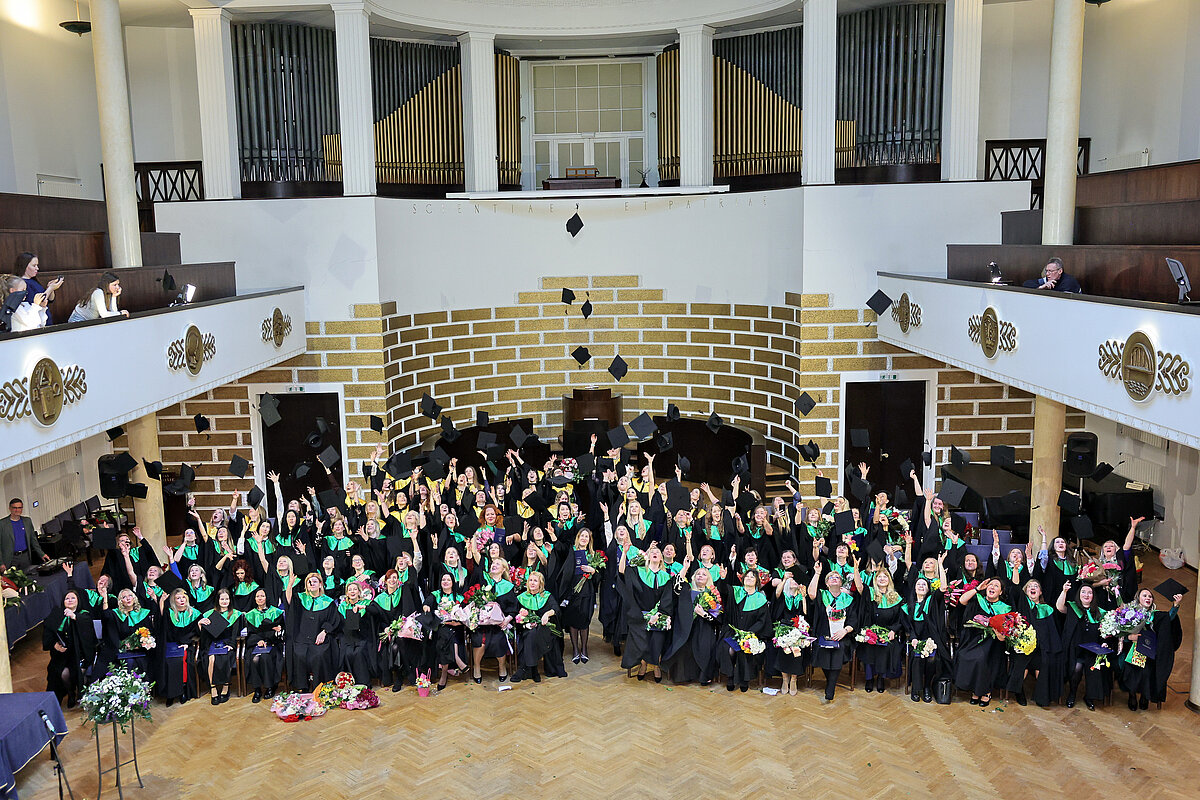 Absolventu kopskats Izglītības zinātņu un psiholoģijas fakultātes izlaidumā LU Lielajā aulā 