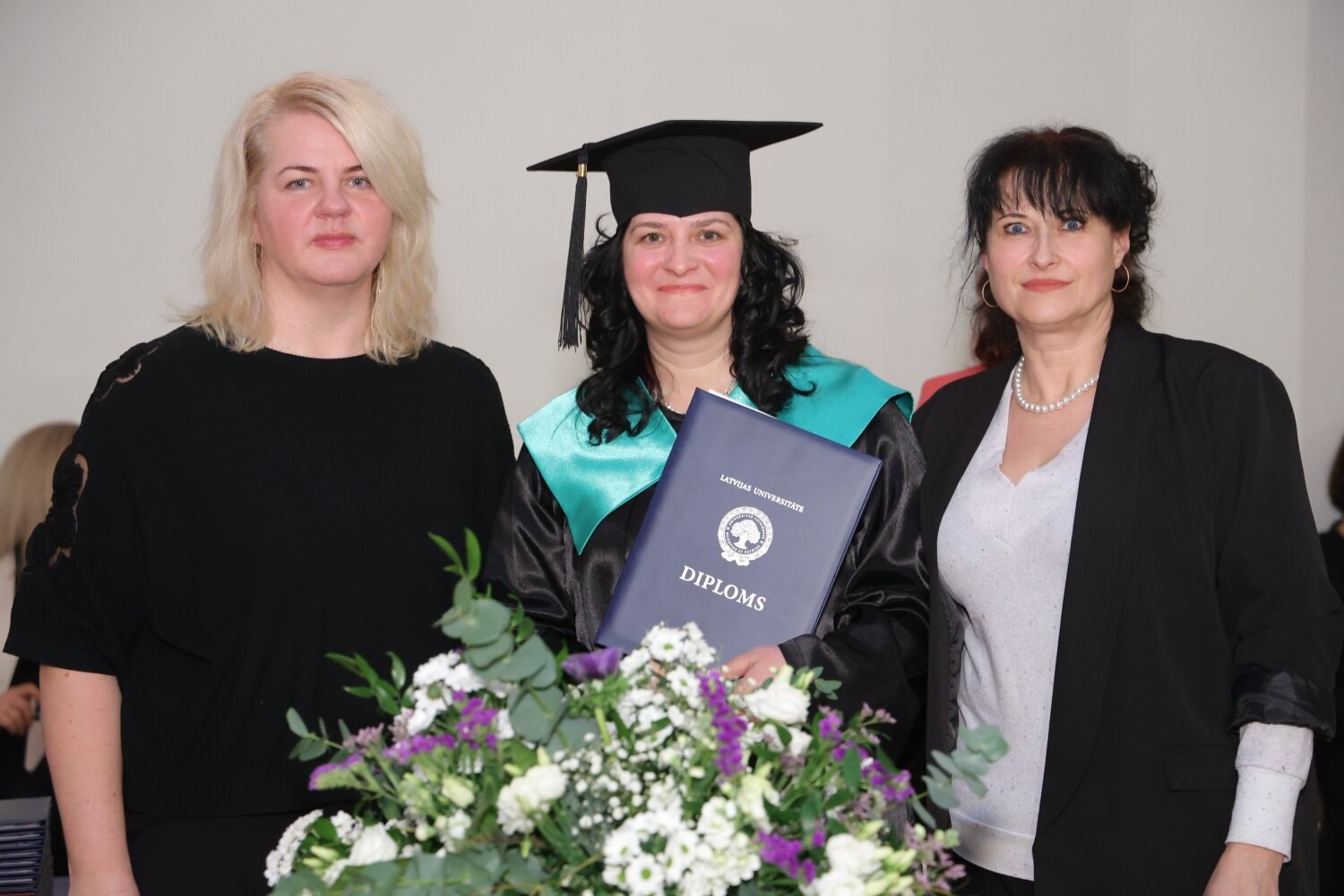 LU Jēkabpils filiāles izlaidumā LU Lielajā aulā. No kreisās - LU studiju programmas "Pirmsskolas skolotājs" direktore Antra Randoha, LU absolvente Agnese Ozoliņa, Jēkabpils filiāles vadītāja Daina Spuriņa.