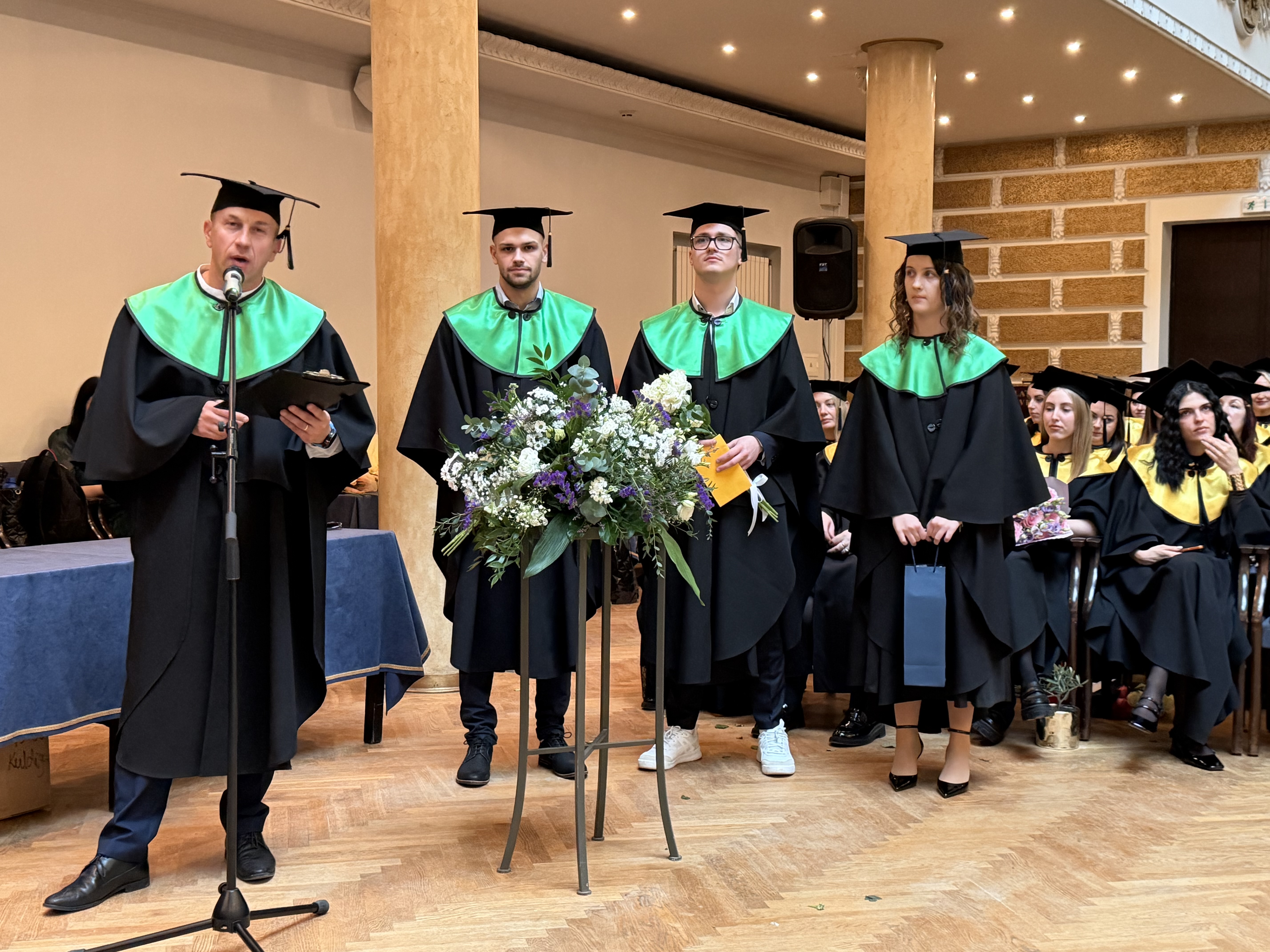 LU Kuldīgas filiāles absolventi. Pirmais no kreisās Sergejs Juhno