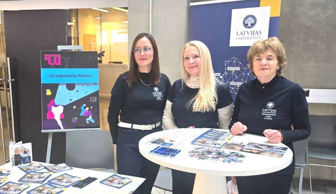 LU filiāļu stends un filiāļu pārstāvji - Cēsu filiāles vadītāja Mārīte Raudziņa (pirmā no labās), metodiķe Ilvija Kumsāre-Liepiņa (pirmā no kreisās) Un Bauskas filiāles vadītāja Velga Gūtmane (pa vidu)