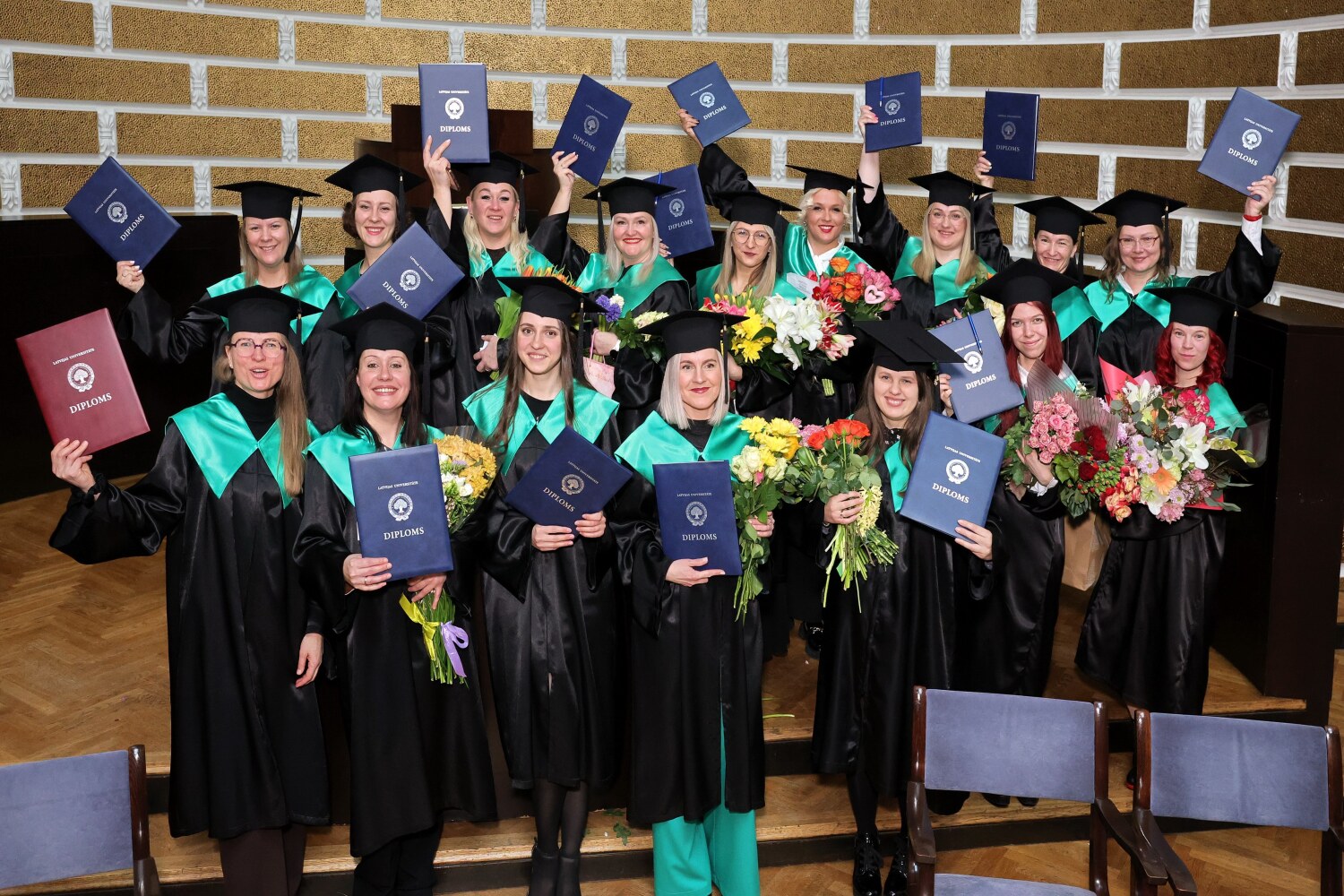 Priecīgi absolventi LU reģionālo filiāļu izlaidumā