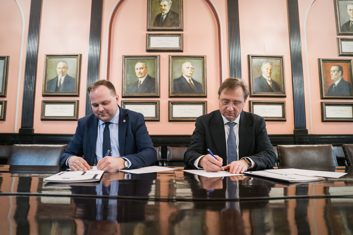 LU un Siguldas novada pašvaldības sadarbības līguma noslēgšana. No kreisās: Siguldas novada domes priekšsēdētājs Linards Kumskis, LU rektors prof. Gundars Bērziņš