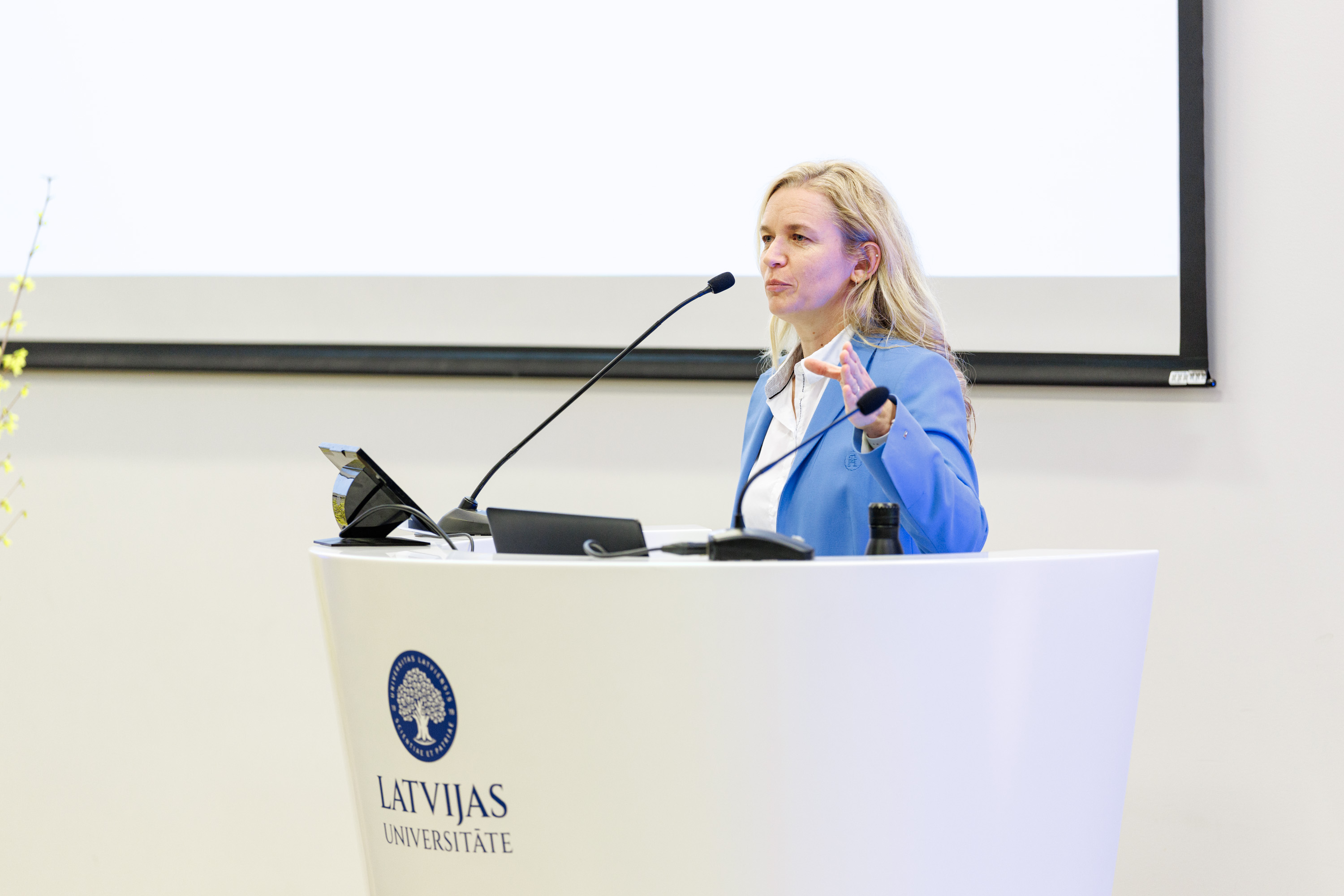 LU 84. starptautiskās zinātniskās konferences plenārsēde. Tartu Universitātes ģeoinformātikas profesore Evelīna Ūemā